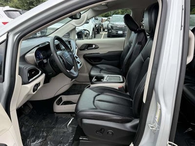 2024 Chrysler Pacifica Hybrid Select